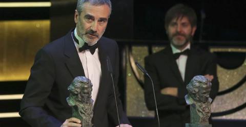 Javier Fesser recibe el premio al Mejor Guión Adaptado por 'Mortadelo y Filemón contra Jimmy el Cachondo'. /EFE
