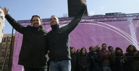 Pablo Iglesias y Luis Alegre, durante el acto de cierre de la campaña de Claro Que Podemos en la Comunidad de Madrid, este domingo. EFE/Juanjo Martín