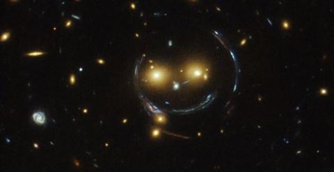 El cúmulo de galaxias SDSS J1038 + 4849. /NASA-ESA