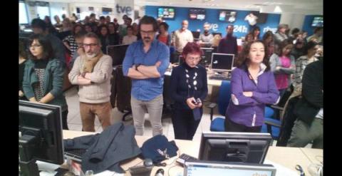 Minuto de silencio en TVE celebrado por los trabajadores en protesta por las once nuevas contrataciones./ Twitter
