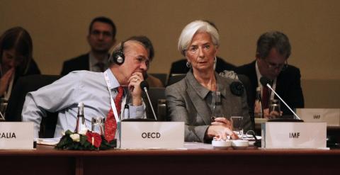 El secretario general de la OCDE,  Angel Gurria, charla con la directora gerente del FMI, Christine Lagarde, durante la reunión del G-20 en Estambul. REUTERS/Osman Orsal