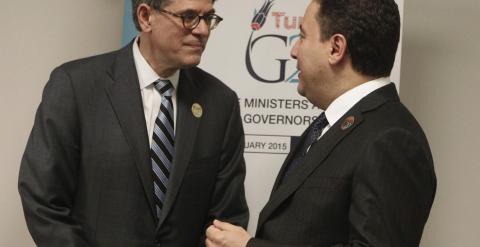 El viceprimer ministro turco, Ali Babacan, habla con el secretario del Tesoro de EEUU, Jack Lew, durante la reunión del G-20 en Estambul. REUTERS/Osman Orsal