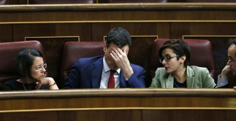 Pedro Sánchez, junto a varios socialistas en el Congreso. EFE/JuanJo Martín