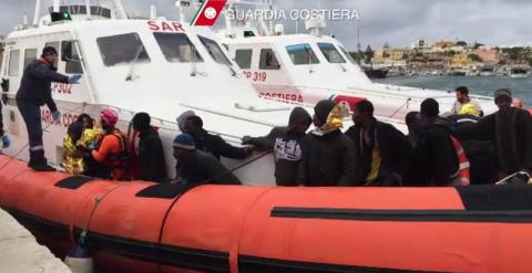 Llegada de inmigrantes al puerto de Lampedusa tras ser rescatados. / EFE