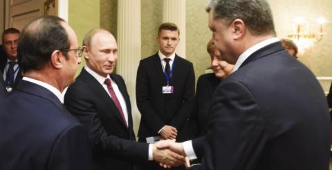 Putin saluda a Poroshenko en presencia de Hollande y Merkel. REUTERS