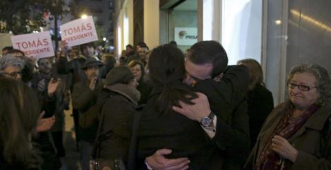 El exsecretario general del PSM, Tomás Gómez, abraza a una simpatizante anoche, tras ser destituido hoy por el líder del PSOE, Pedro Sánchez. EFE/Alberto Martín