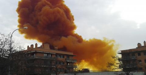 La nube tóxica causada por la explosión en la empresa química de Igualada. REUTERS/ PAULA ARIAS