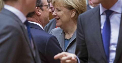 La canciller alemana Angela Merkel salua al presidente francés Francois Hollande, antes del comienzo de la cumbre de la UE en Bruselas. REUTERS/Yves Herman