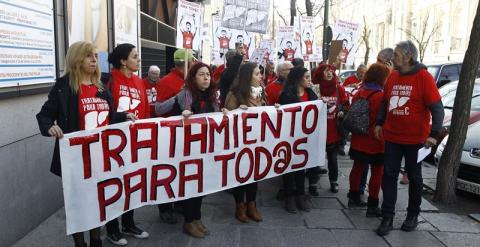 Miembros de la PLAFHC se manifiestan frente al Tribunal Supremo. EUROPAPRESS