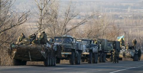 Miembros de las fuerzas armadas de Ucrania montan en vehículos militares cerca de Artemivsk, en el este de Ucrania / REUTERS