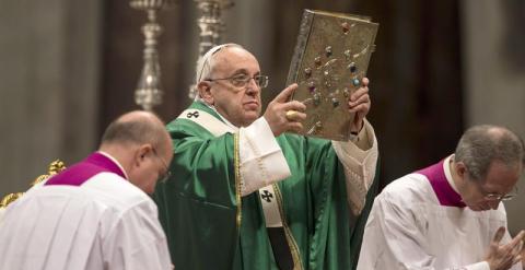 El Papa, durante la misa ofrecida este domingo en la Basílica de San Pedro. EFE