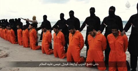 Imagen del vídeo publicado por el Estado Islámico en el decapita a 20 egipcios coptos.