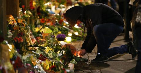 Un hombre deposita unas flores en el lugar donde se produjo el ataque terrorista en Copenhague. /REUTERS