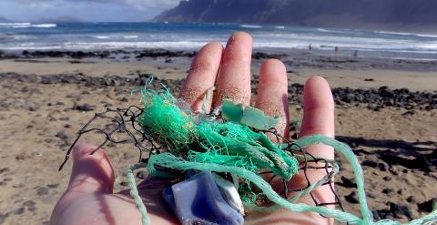 Restos plásticos recogidos en una playa de Canarias durante el estudio realizado en 192 países costeros sobre la contaminación del mar por materiales derivados del petróleo. /MALIN JACOB