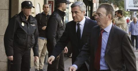 El ex secretario general del PP Ángel Acebes, a su llegada a la sede de la Audiencia Nacional tras haber sido imputado por la contabilidad B del PP. EFE