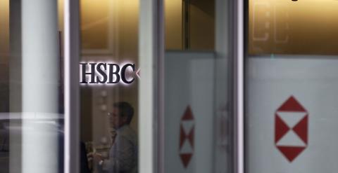 Algunas personas son vistas dentro de las oficinas del banco suizo HSBC en Ginebra/. REUTERS