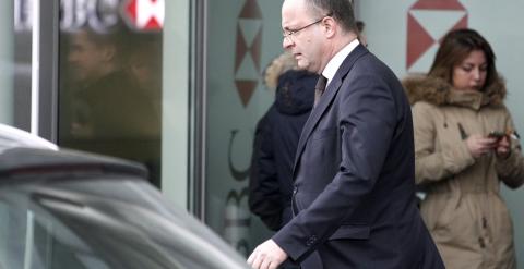 Olivier Jornot, el procurador general de Ginebra, abandona la sede del HSBC situada en la localidad suiza./ REUTERS