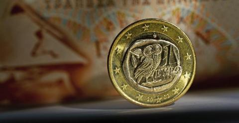Imagen de una moneda de un euro griego junto con un billete de 100 dracmas. EFE