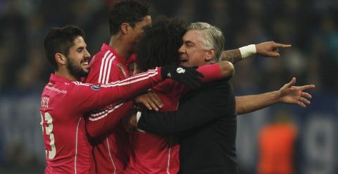 Los jugadores del Madrid se abrazan a Ancelotti tras el gol de Marcelo. REUTERS/Ina Fassbender