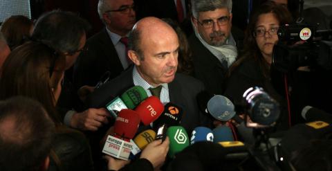 El ministro de Economía, Luis de Guindos, atiende a los periodistas en Córdoba. EFE/Salas