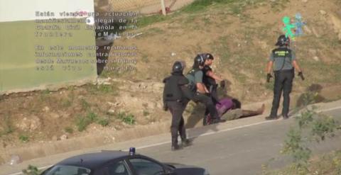 Fragmento del video facilitado por la ONG Prodein en el que se ve a guardias civiles golpeando a un inmigrante