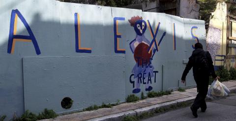 Un hombre pasa cerca de un muro pintado con un grafiti en el que se lee: 'Alexis el Magnífico', en referencia al primer ministro griego, Alexis Tsipras, y sus negociaciones con el Eurogrupo. EFE