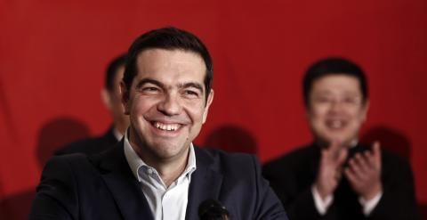 El primer ministro griego, Alexis Tsipras, sonríe durante su intervención este jueves a bordo del barco chino 'Changbaishan', en un acto en el puerto ateniense de El Pireo. REUTERS/Alkis Konstantinidis
