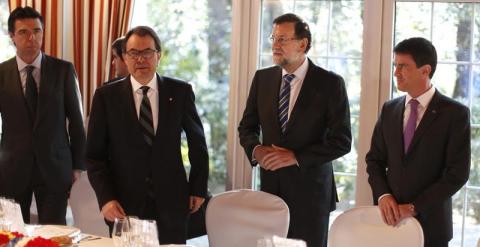 El presidente del Gobierno, Mariano Rajoy (2ºd), junto al primer ministro francés, Manuel Valls (d), el ministro de Industria, José Manuel Soria (i) y el presidente de la Generalitat de Cataluña, Artur Mas. /EFE