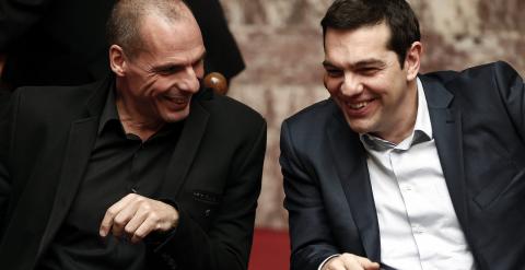 El primer ministro griego, Alexis Tsipras, con su ministro de Finanzas, Yanis Varoufakis, durante una sesión del Parlamento heleno, el pasado miércoles. REUTERS/Alkis Konstantinidis