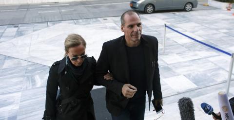 El ministro de Finanzas griego, Yanis Varoufakis, acompañado de su esposa Danae Stratou, a su llegada al Parlamento heleno, para una reunión del Gobierno. REUTERS/Kostas Tsironis