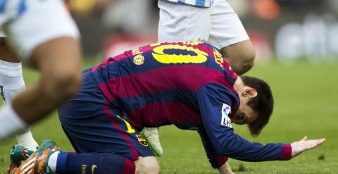 El delantero argentino Lionel Messi se lamenta tras una ocasión fallida durante el partido frente al Málaga en el Camp Nou. EFE/Alejandro García