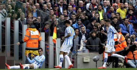 El delantero del Málaga Juanmi  celebra la consecución del gol de su equipo ante el Barcelona en el Camp Nou. EFE/Alberto Estévez