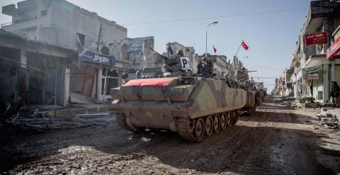 Carros de combate turcos llegan a la la norteña ciudad siria de Kobani, de regreso de la operación militar de rescate  de unos 40 soldados que llevaban meses rodeados por el Estado Islámico. REUTERS / Mursel Cobán