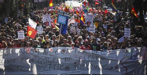 Imagen de la cabecera de la manifestación convocada por las mareas ciudadanas hoy en en centro de Madrid. /REUTERS