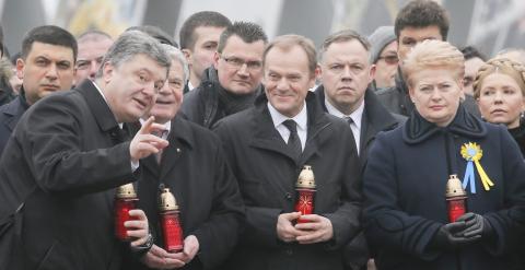 El presidente de Ucrania, Petro Poroshenko, con el presidente alemán Joachim Gauck, el del Consejo Europeo, Donald Tusk , y la de Lituania, Dalia Grybauskaite, durante la Marcha de la Dignidad, en Kiev, en el primer aniversario de la destitución de Victor
