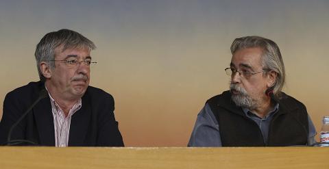 Los portavoces de IUCM en el Ayuntamiento y la Comunidad de Madrid, Ángel Pérez (d) y Gregorio Gordo (i), respectivamente, durante la rueda de prensa. -EFE/PACO CAMPOS