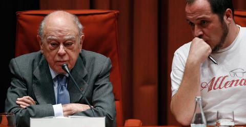 El expresidente de la Generalitat Jordi Pujol junto al presidente de la comisión, David Fernández, durante su comparecencia ante la comisión de investigación del Parlament sobre el fraude fiscal, en la que también comparecen hoy su esposa, Marta Ferrussol