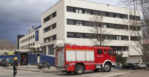 Bomberos ante el Hospital Recoletas de Cuenca que ha sido desalojado como medida preventiva por el terremoto. EFE/ Santiago Torralba