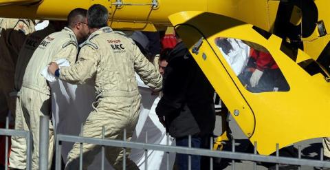 Fernando Alonso, evacuado en helicóptero tras el accidente. EFE/Toni Albir