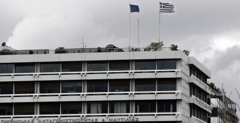 Las banderas de Grecia y de la UE, en lo alto de la sede del Ministerio de Finanzas griego, en Atenas. REUTERS/Alkis Konstantinidis