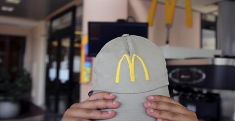 El logo de McDonald's en la gorra de un empleado de la cadena de restaurantes, en Sao Paulo. REUTERS/Nacho Doce