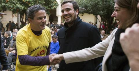 El candidato de IU a la presidencia del Gobierno, Alberto Garzón (c), participa en la clausura de las Jornadas sobre política municipal. EFE/Rafa Alcaide