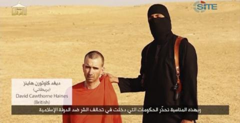 El hombre identificado ahora como el británico Mohammed Emwazi, junto a otra de sus víctimas, el cooperante británico David Haines. REUTERS