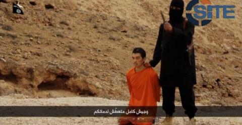 El hombre identificado ahora como el británico Mohammed Emwazi, junto a otra de sus víctimas, el periodista japonés Kenji Goto. REUTERS