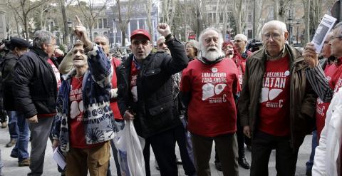 La plataforma de Afectados por la Hepatitis C se manifiesta en las calles para recibir los nuevos tratamientos./ EFE