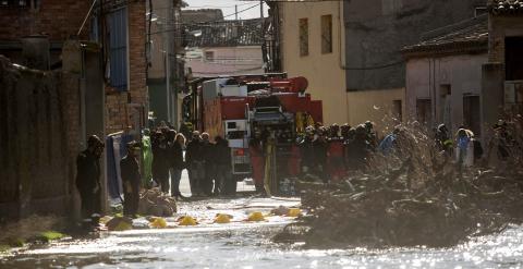 Efectivos del cuerpo de Bomberos trabajan en la localidad de Boquiñeni (Zaragoza), una de las afectadas pro la crecida extraordinaria del Ebro, que ha sido visitada esta tarde por la presidenta de Aragón, Luisa Fernanda Rudi. EFE/Toni Galán