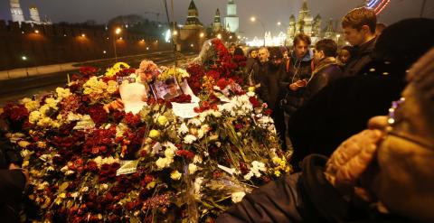 Varios ciudadanos, en el lugar en el que Nemtsov fue asesinado. REUTERS/Maxim Zmeyev