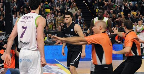 El jugador serbio del Bilbao Basket, Dejan Todorovic (c) y el georgiano del Laboral Kutxa Baskonia, Tornike Shengelia, sen enfrentan al final del encuentro correspondiente a la vigesimosegunda jornada de la fase regular de la Liga ACB, que han disputado e