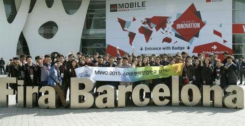 Ambiente en el Mobile World Congress de Barcelona que mañana dará comienzo de forma oficial. Firmas como Samsung, HTC, Huawei y LG anuncian hoy, en la jornada previa a la inauguración, los nuevos dispositivos con los que pretenden mantenerse vivos en la c