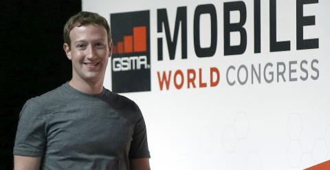 El fundador y consejero delegado de Facebook, Mark Zuckerberg, en el Congreso Mundial de Móviles este lunes / EFE
